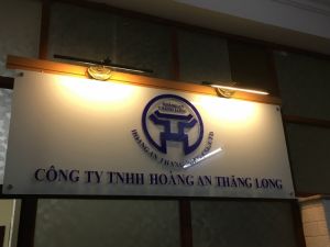 Biển tên công ty kính kết hợp chữ nổi mica in uv theo mầu