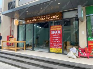 Thi công biển gỗ cửa hàng có gắn đèn led sáng chữ